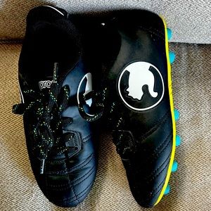 Youth size 1 Puma soccer cleats. Gently used.